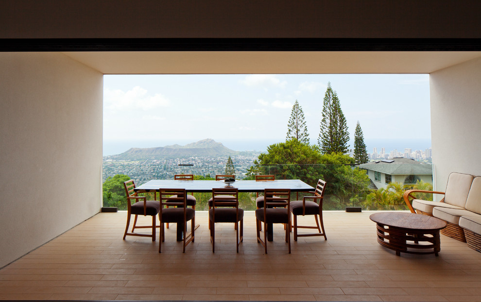 Mittelgroße, Überdachte Moderne Terrasse hinter dem Haus in Hawaii