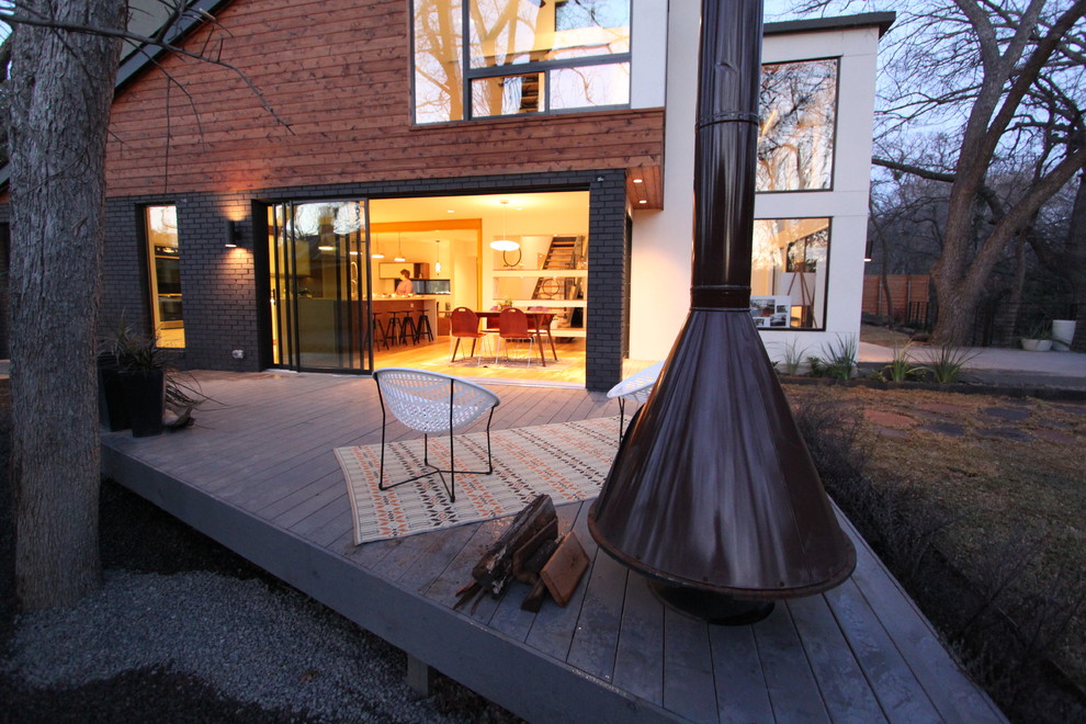 Источник вдохновения для домашнего уюта: терраса в современном стиле с местом для костра