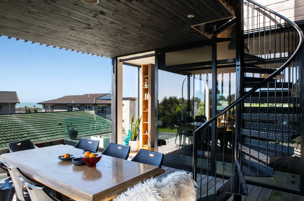 Aménagement d'une terrasse contemporaine avec une extension de toiture.