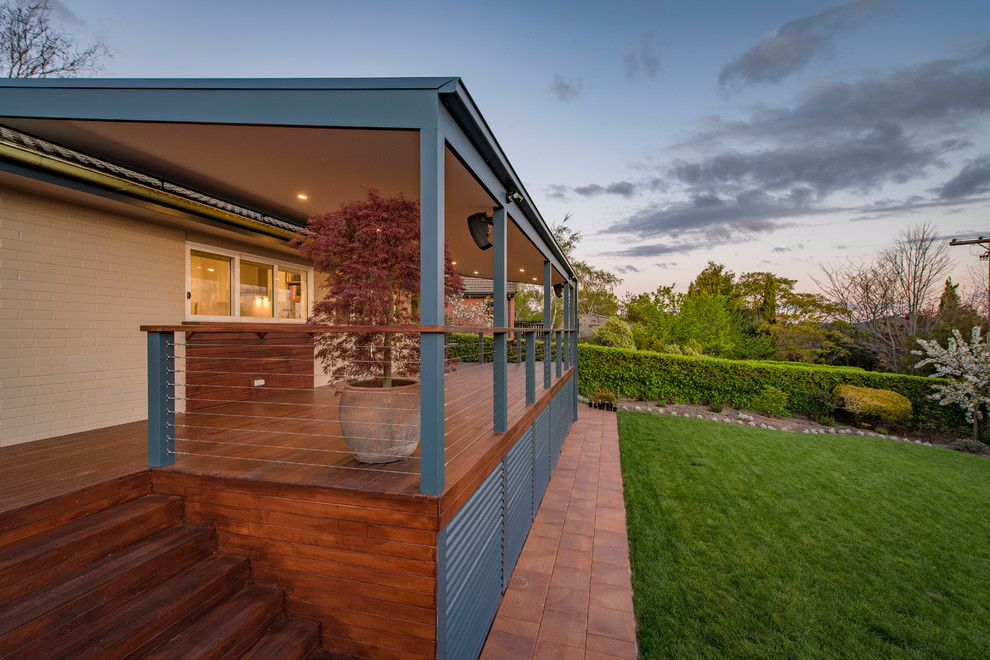 Diseño de terraza contemporánea de tamaño medio en patio trasero con cocina exterior y pérgola