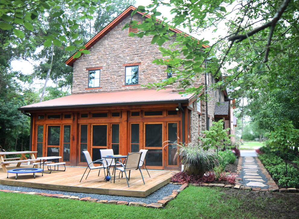 Imagen de terraza de estilo de casa de campo de tamaño medio sin cubierta en patio lateral