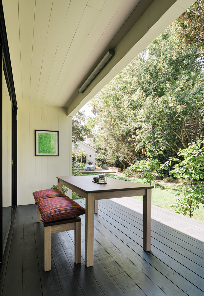 Ispirazione per una terrazza minimal dietro casa con un pontile