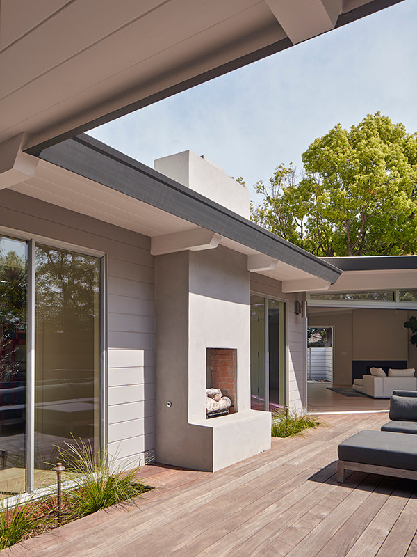 Пример оригинального дизайна: терраса среднего размера на заднем дворе в стиле ретро с местом для костра без защиты от солнца