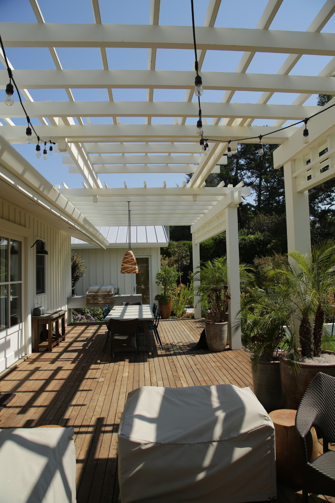 Deck - farmhouse deck idea in San Francisco