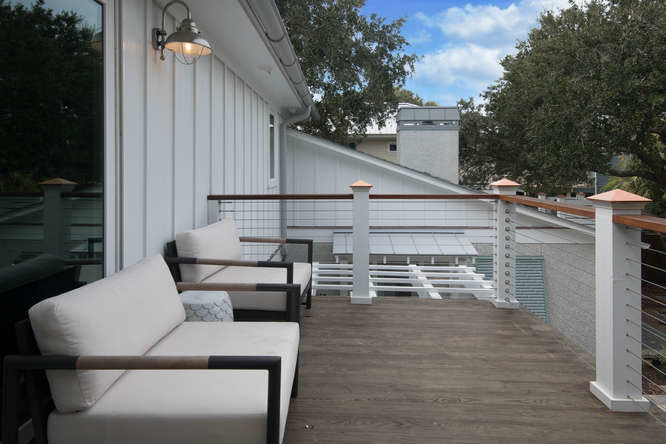 Свежая идея для дизайна: терраса на заднем дворе в морском стиле - отличное фото интерьера