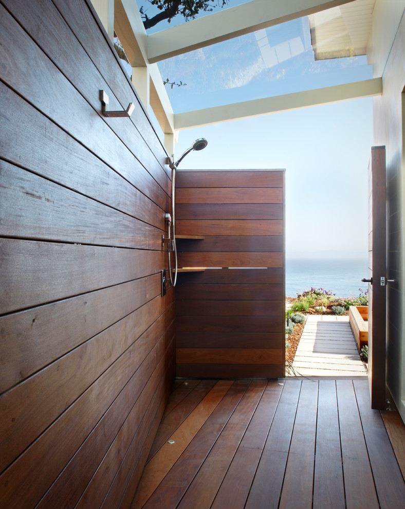 Cette photo montre une terrasse avec une douche extérieure bord de mer.