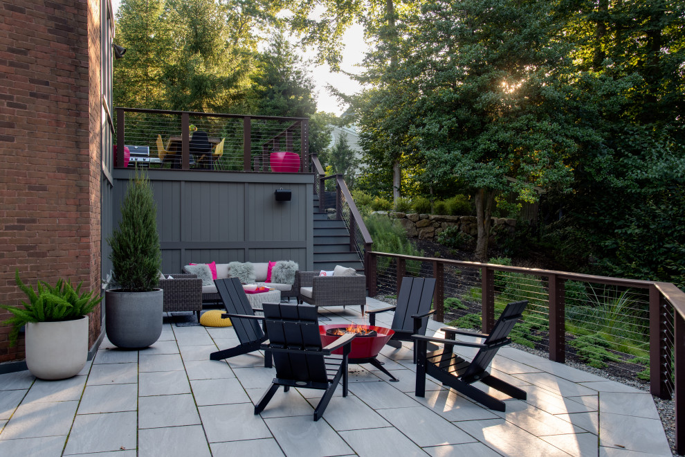 Ejemplo de terraza retro grande sin cubierta en patio trasero con brasero