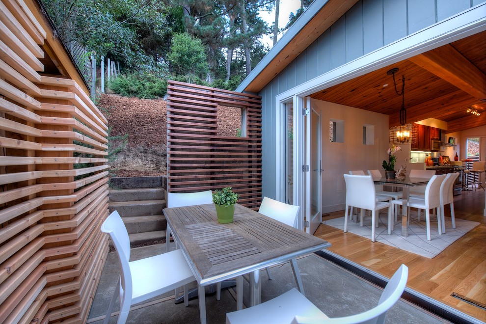 Ispirazione per una terrazza moderna di medie dimensioni e nel cortile laterale con un tetto a sbalzo