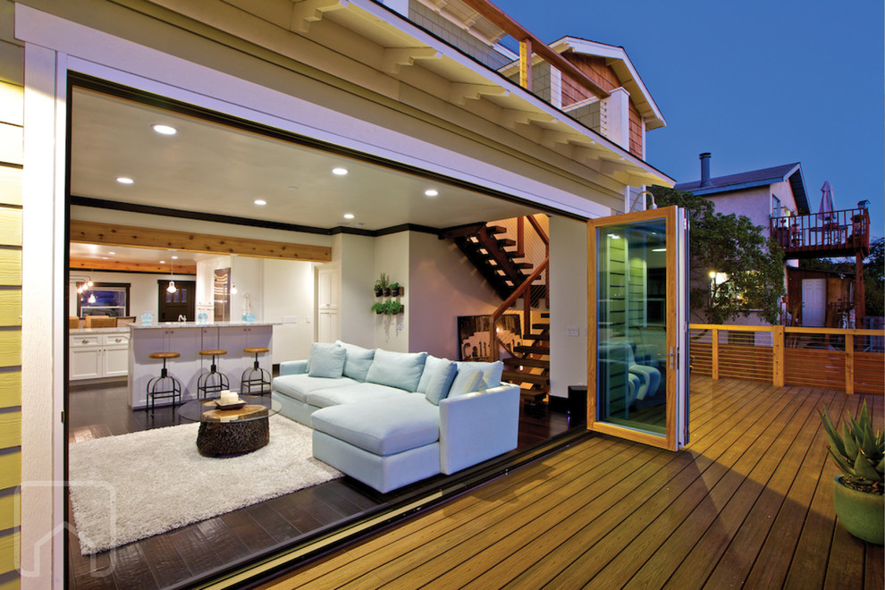 Idée de décoration pour une terrasse arrière craftsman de taille moyenne avec une extension de toiture.
