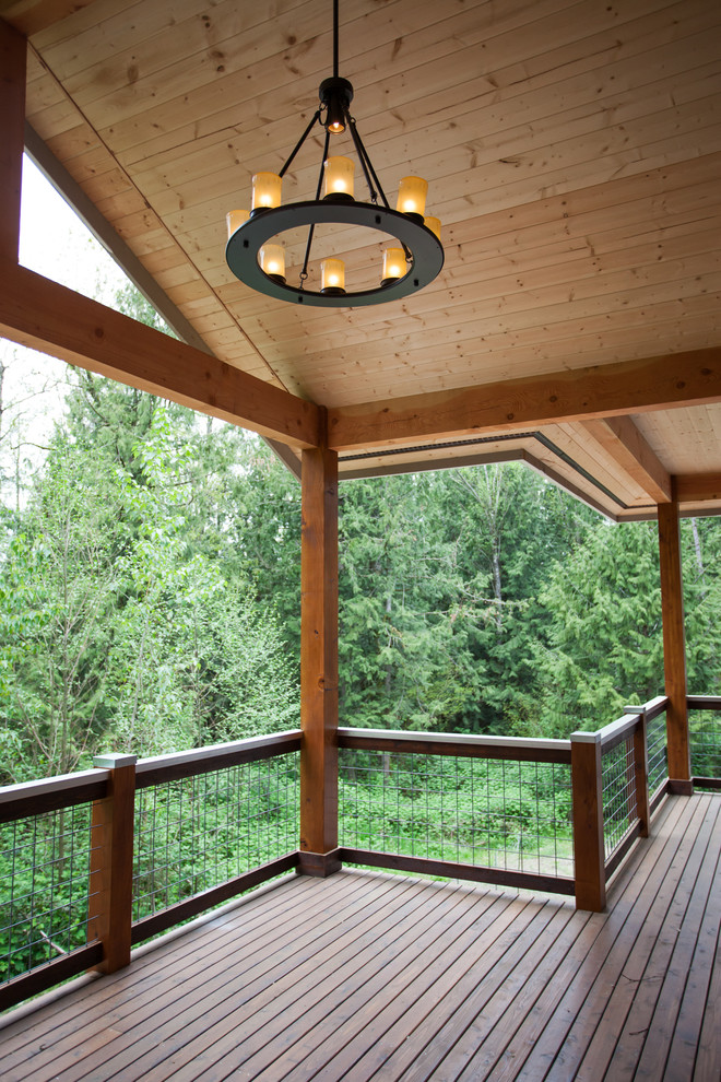 Cette image montre une terrasse arrière craftsman de taille moyenne avec une extension de toiture.