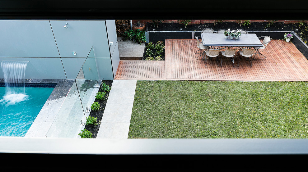 Diseño de terraza actual de tamaño medio en patio trasero