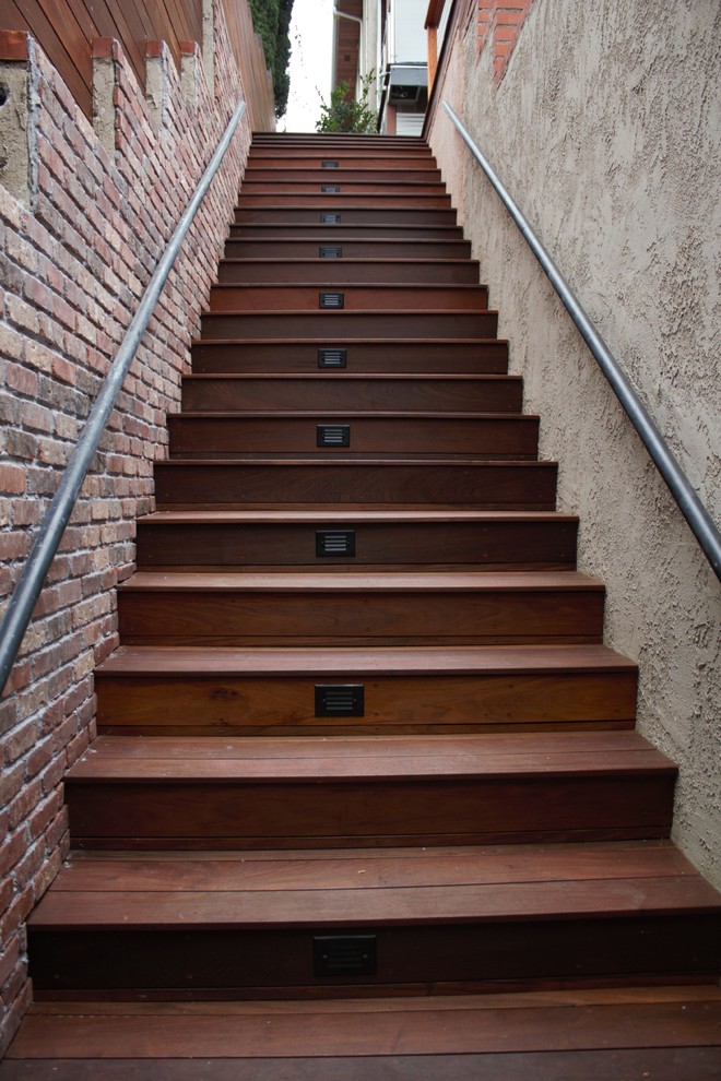 На фото: лестница среднего размера в стиле модернизм