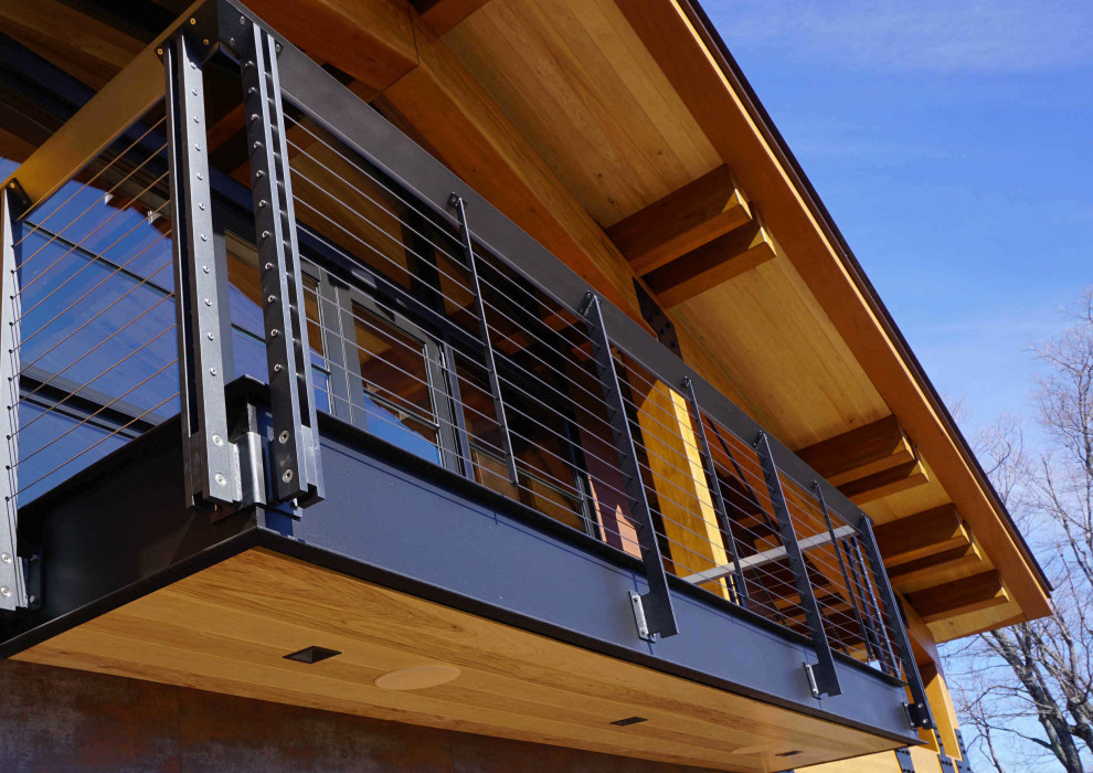 Idee per una terrazza american style di medie dimensioni e dietro casa con un tetto a sbalzo