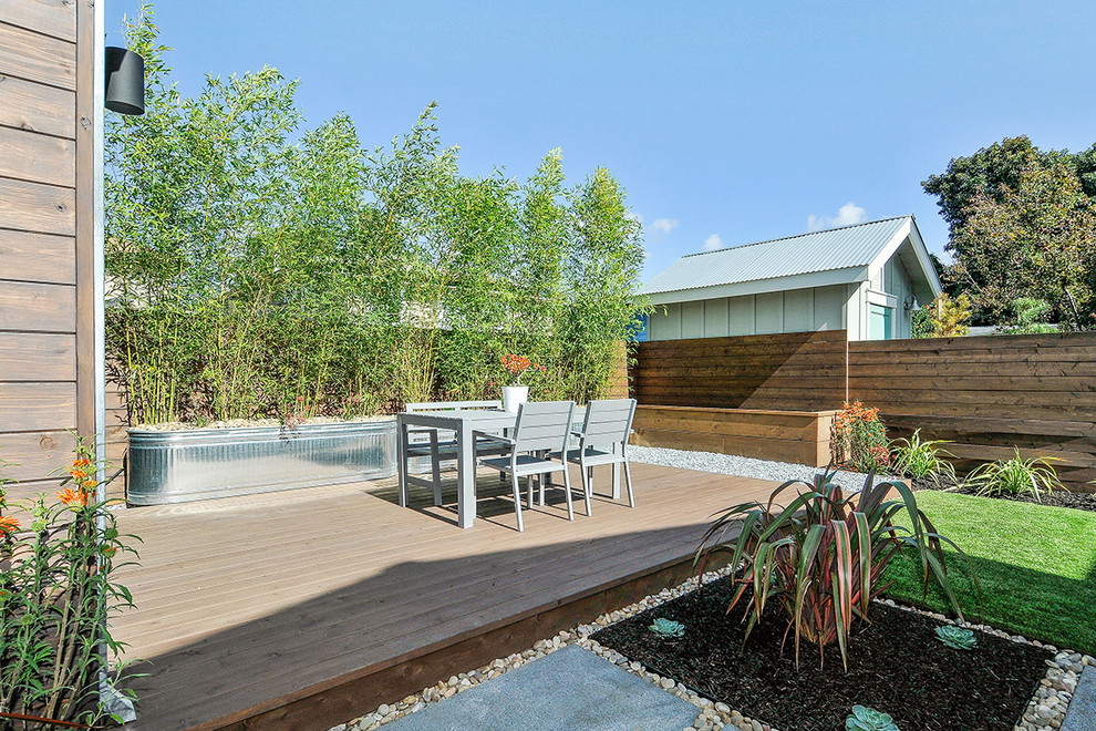 Imagen de terraza actual de tamaño medio sin cubierta en patio trasero