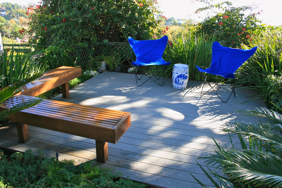 Inspiration for a mid-sized timeless backyard deck remodel in Los Angeles with a pergola