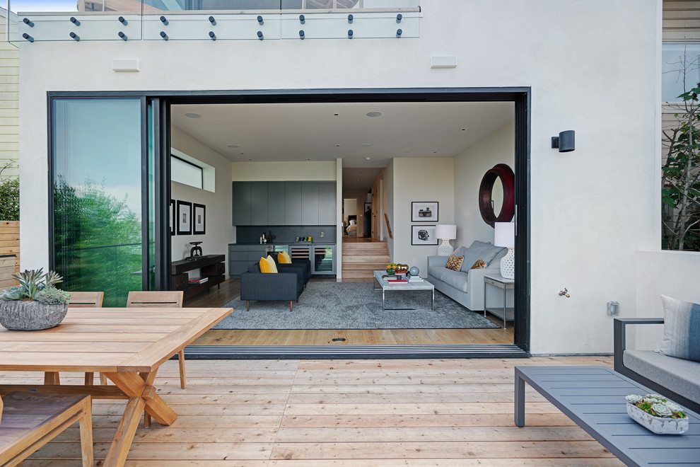 Ispirazione per una terrazza design di medie dimensioni e dietro casa con nessuna copertura