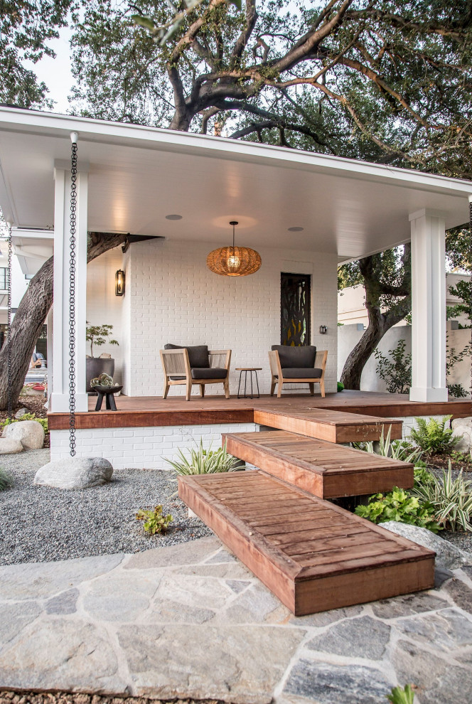 Deck - farmhouse deck idea in Los Angeles