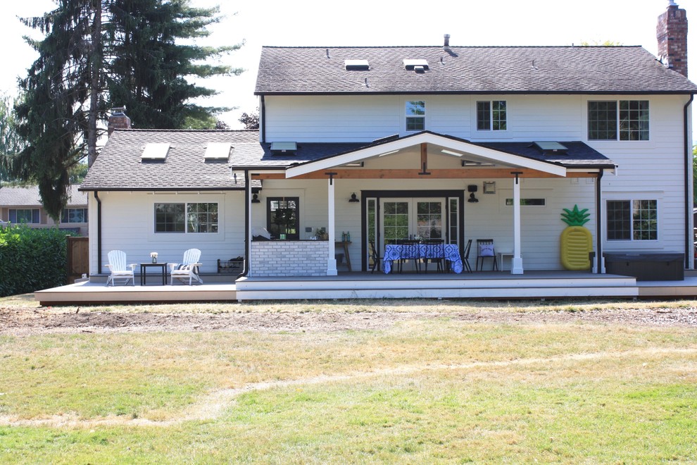 Große, Überdachte Landhausstil Terrasse hinter dem Haus mit Outdoor-Küche in Seattle