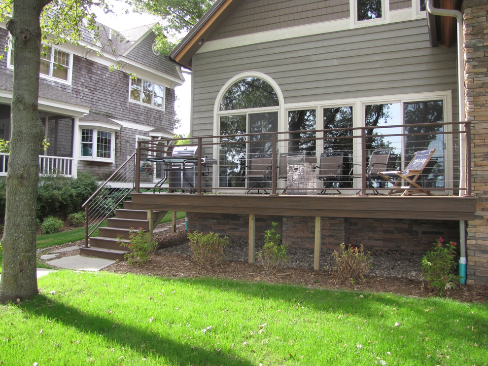 Пример оригинального дизайна: терраса среднего размера на заднем дворе в стиле модернизм без защиты от солнца