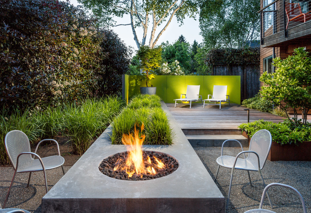Kleiner, Unbedeckter Moderner Patio hinter dem Haus mit Kübelpflanzen in Seattle
