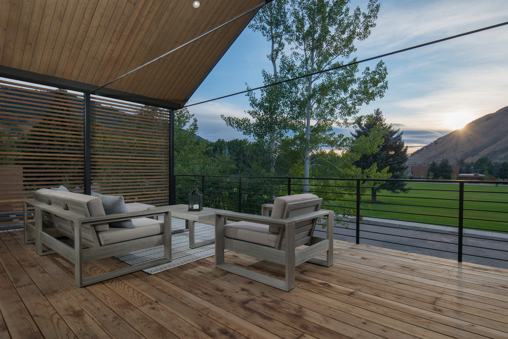 Ejemplo de terraza minimalista de tamaño medio en azotea y anexo de casas
