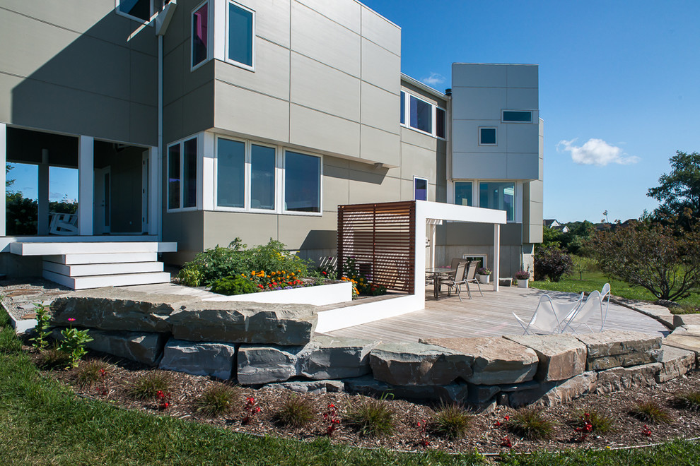 Immagine di una terrazza contemporanea di medie dimensioni e dietro casa