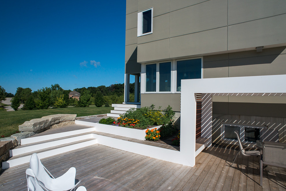 Diseño de terraza contemporánea de tamaño medio en patio trasero con pérgola