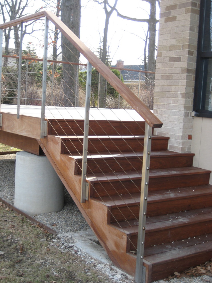 Example of a mid-century modern deck design in Chicago