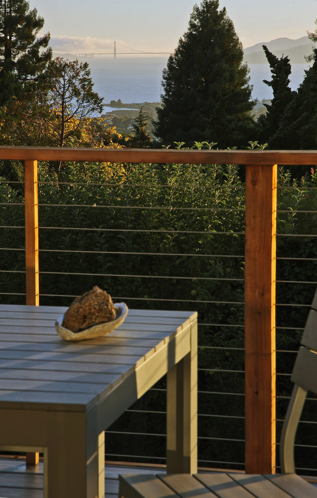 Example of a mid-sized trendy backyard deck design in San Francisco