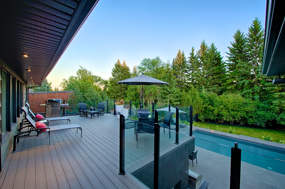 Deck - mid-sized modern backyard deck idea in Calgary