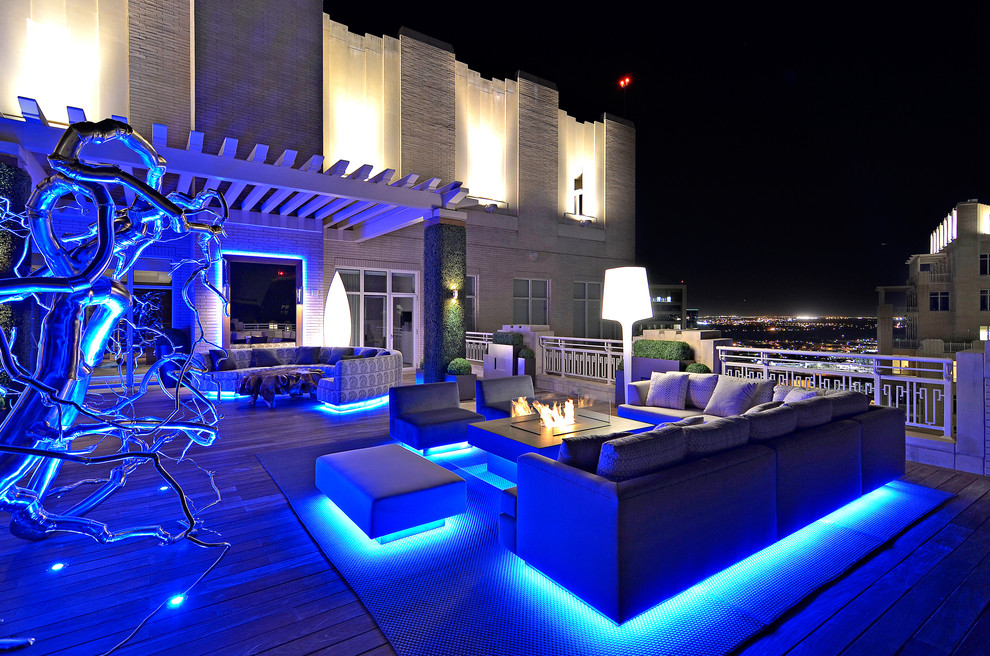 Diseño de terraza actual grande con pérgola y iluminación