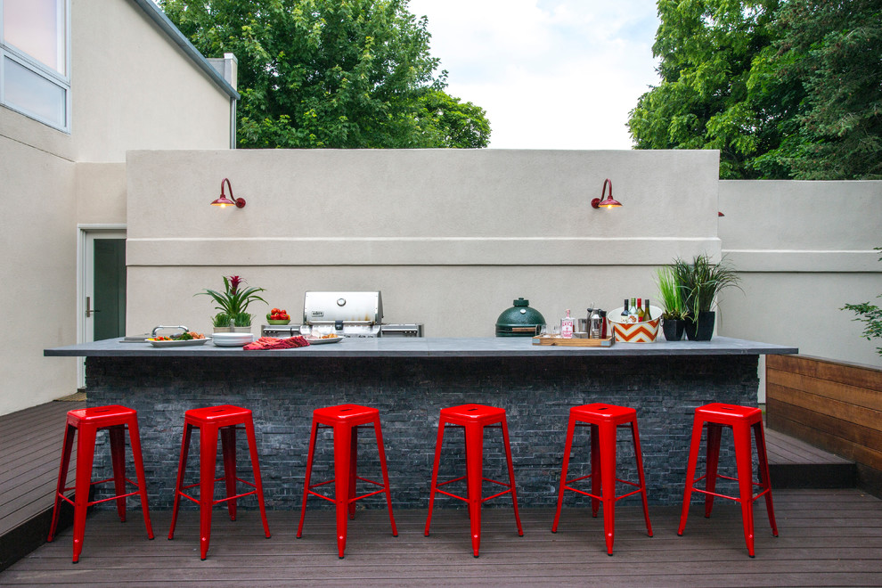 Стильный дизайн: маленькая терраса на заднем дворе в современном стиле с летней кухней без защиты от солнца для на участке и в саду - последний тренд