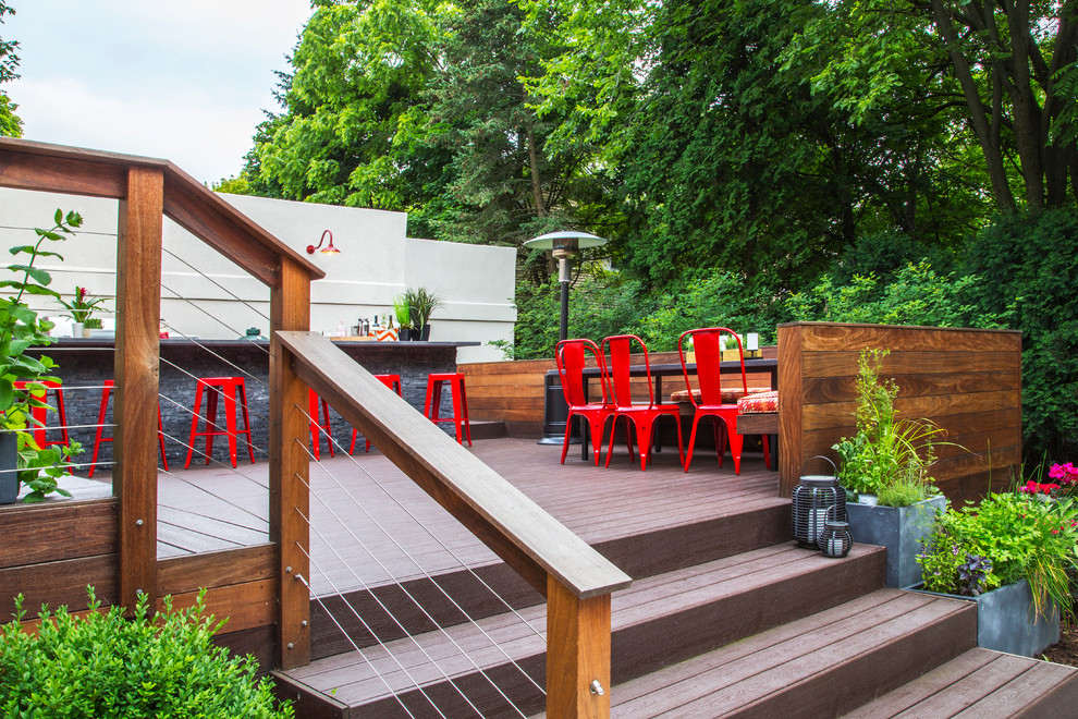 Foto de terraza contemporánea pequeña sin cubierta en patio trasero con cocina exterior