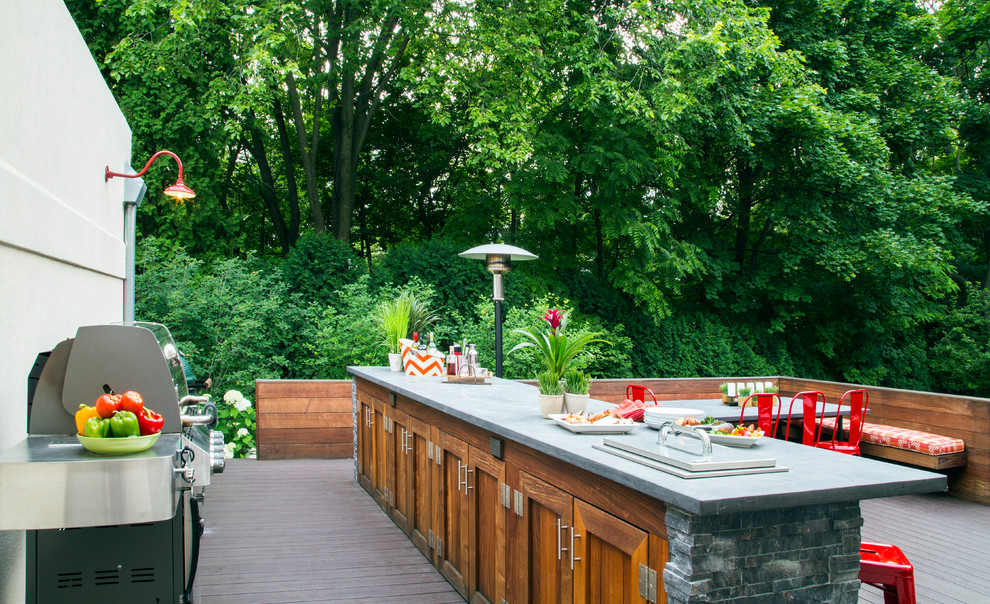 На фото: маленькая терраса на заднем дворе в современном стиле с летней кухней без защиты от солнца для на участке и в саду