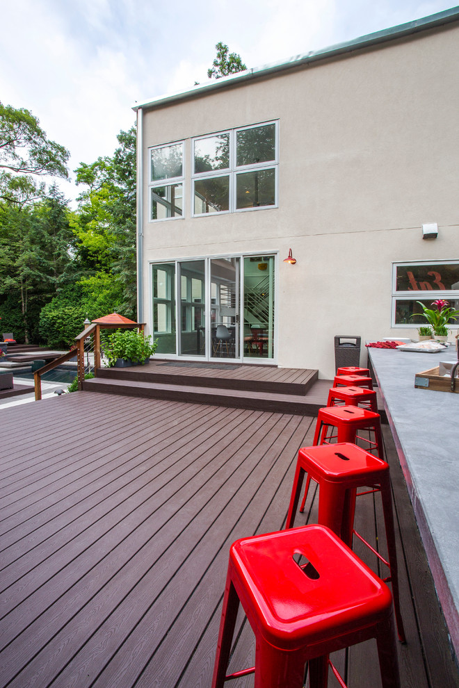 Diseño de terraza actual pequeña sin cubierta en patio trasero con cocina exterior