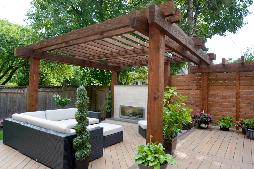 Imagen de terraza minimalista de tamaño medio en patio trasero con brasero y pérgola