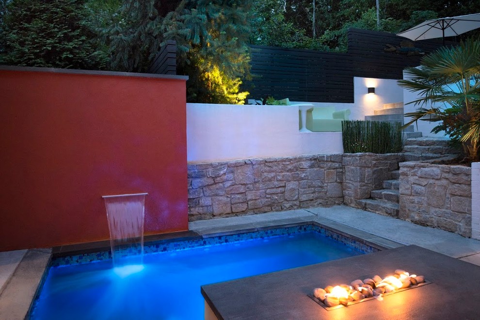 Immagine di una piccola piscina minimalista rettangolare in cortile con una vasca idromassaggio e graniglia di granito