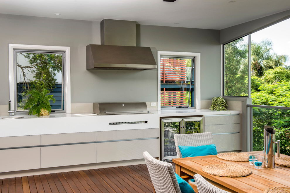 Überdachte Moderne Terrasse mit Outdoor-Küche in Brisbane