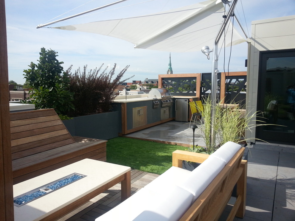 Imagen de terraza minimalista pequeña sin cubierta en azotea con cocina exterior