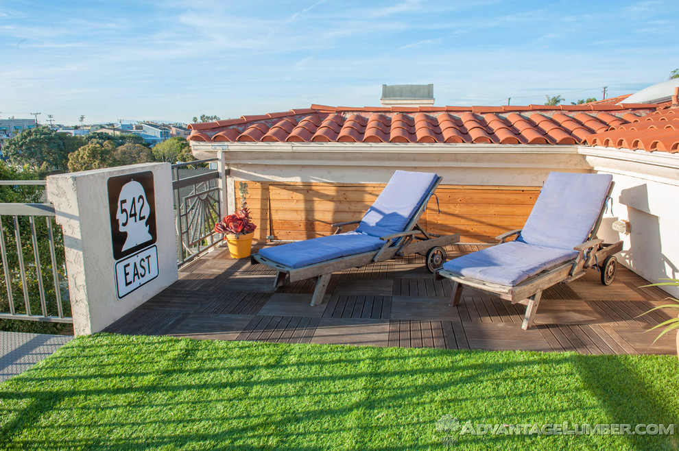 This is an example of a contemporary roof terrace in Los Angeles.