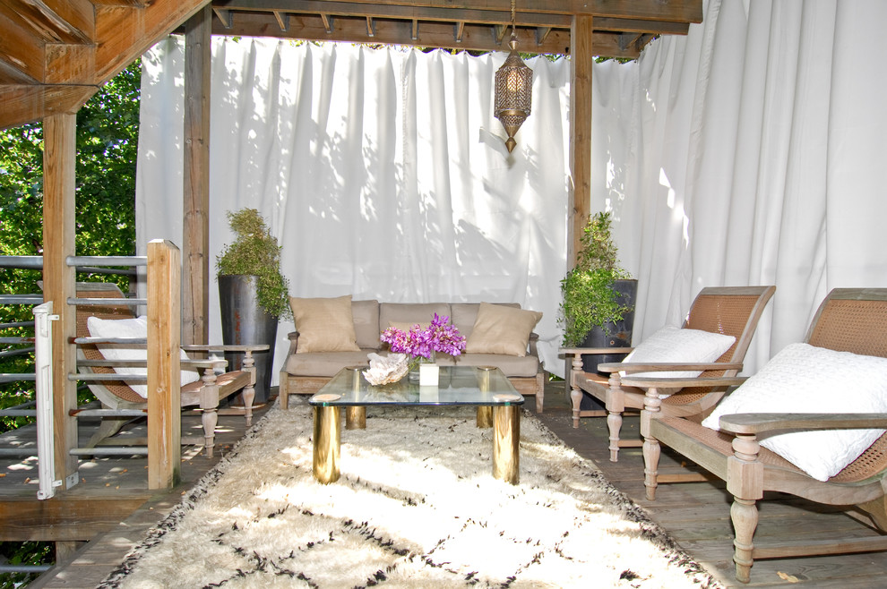 Contemporary terrace in Chicago with a pergola.