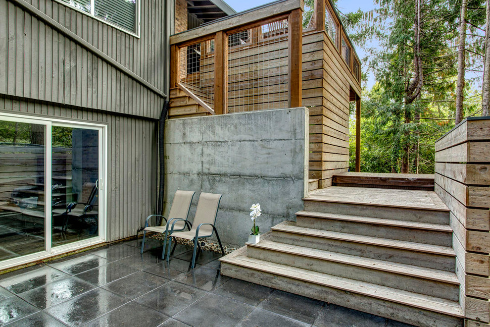 Überdachte Moderne Terrasse hinter dem Haus in Seattle