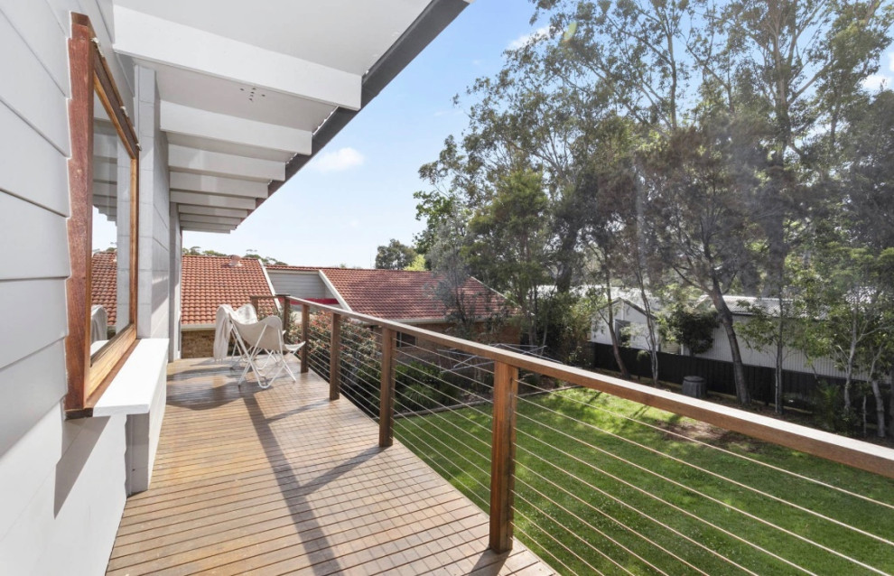 Réalisation d'une terrasse avec des plantes en pots arrière marine de taille moyenne avec une extension de toiture.