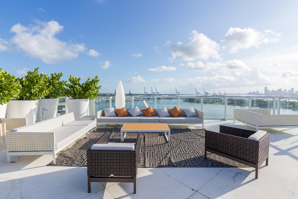 Große, Unbedeckte Moderne Dachterrasse im Dach in Miami