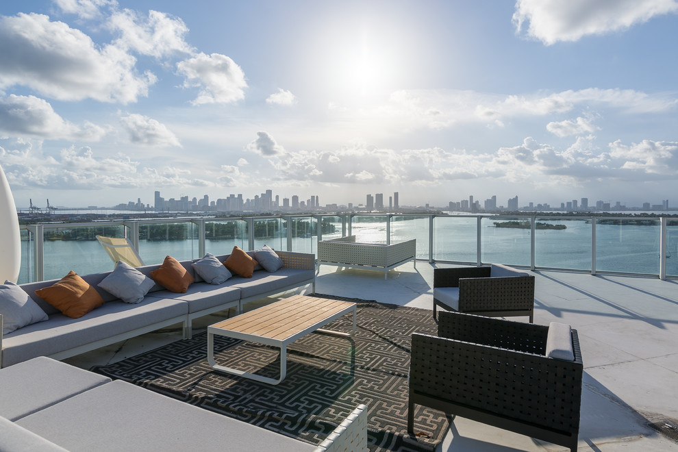Große, Unbedeckte Moderne Dachterrasse in Miami