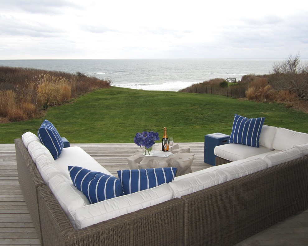 Foto de terraza costera de tamaño medio sin cubierta en patio trasero