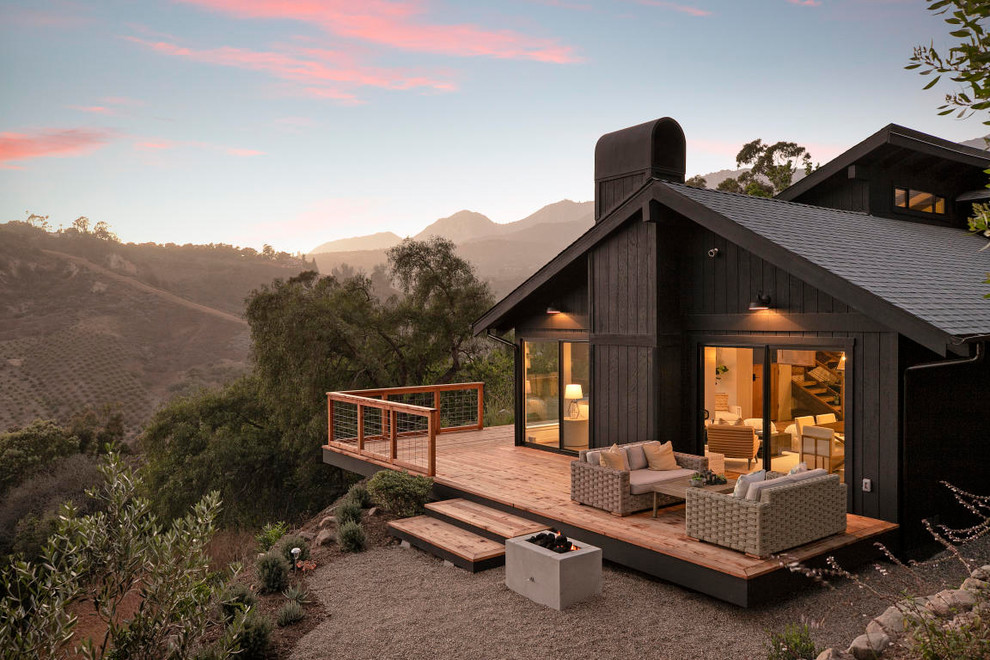 Inspiration pour une terrasse latérale rustique de taille moyenne avec un foyer extérieur et aucune couverture.
