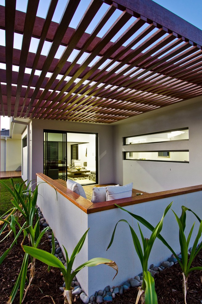 Esempio di una terrazza minimal di medie dimensioni e nel cortile laterale con un parasole