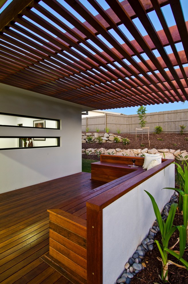 Ispirazione per una terrazza contemporanea di medie dimensioni e nel cortile laterale con un parasole