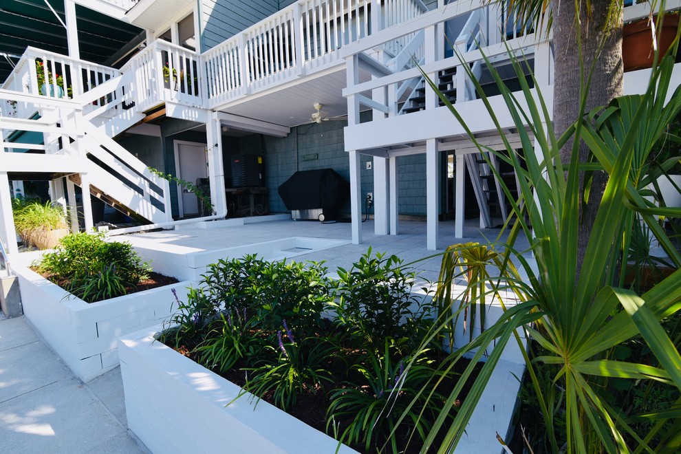 Стильный дизайн: терраса на заднем дворе в морском стиле с летней кухней без защиты от солнца - последний тренд